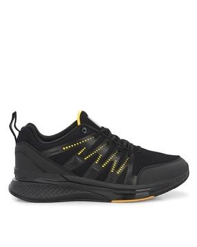 mid-top sports shoes with lace fastening