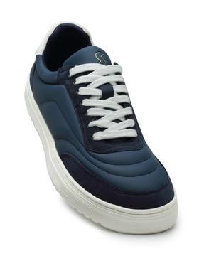 mid-tops sneakers with lace fastening