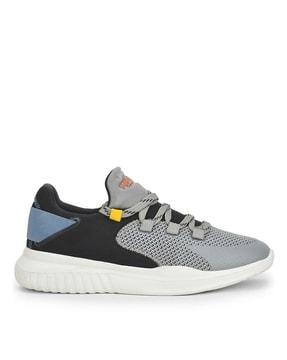 mid-tops sports shoes with lace fastening