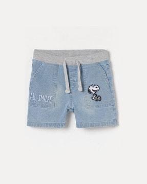 mid-wash shorts with snoopy applique