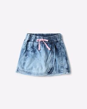 mid-washed denim skorts with drawstring fastening