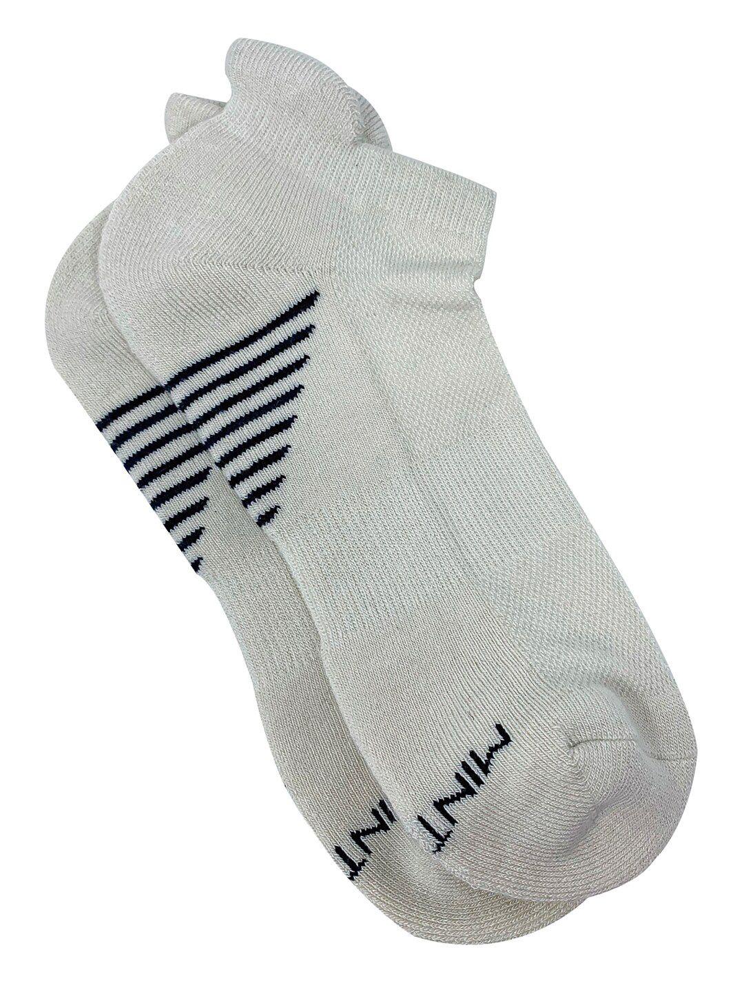 mint & oak men off white & black patterned ankle-length socks