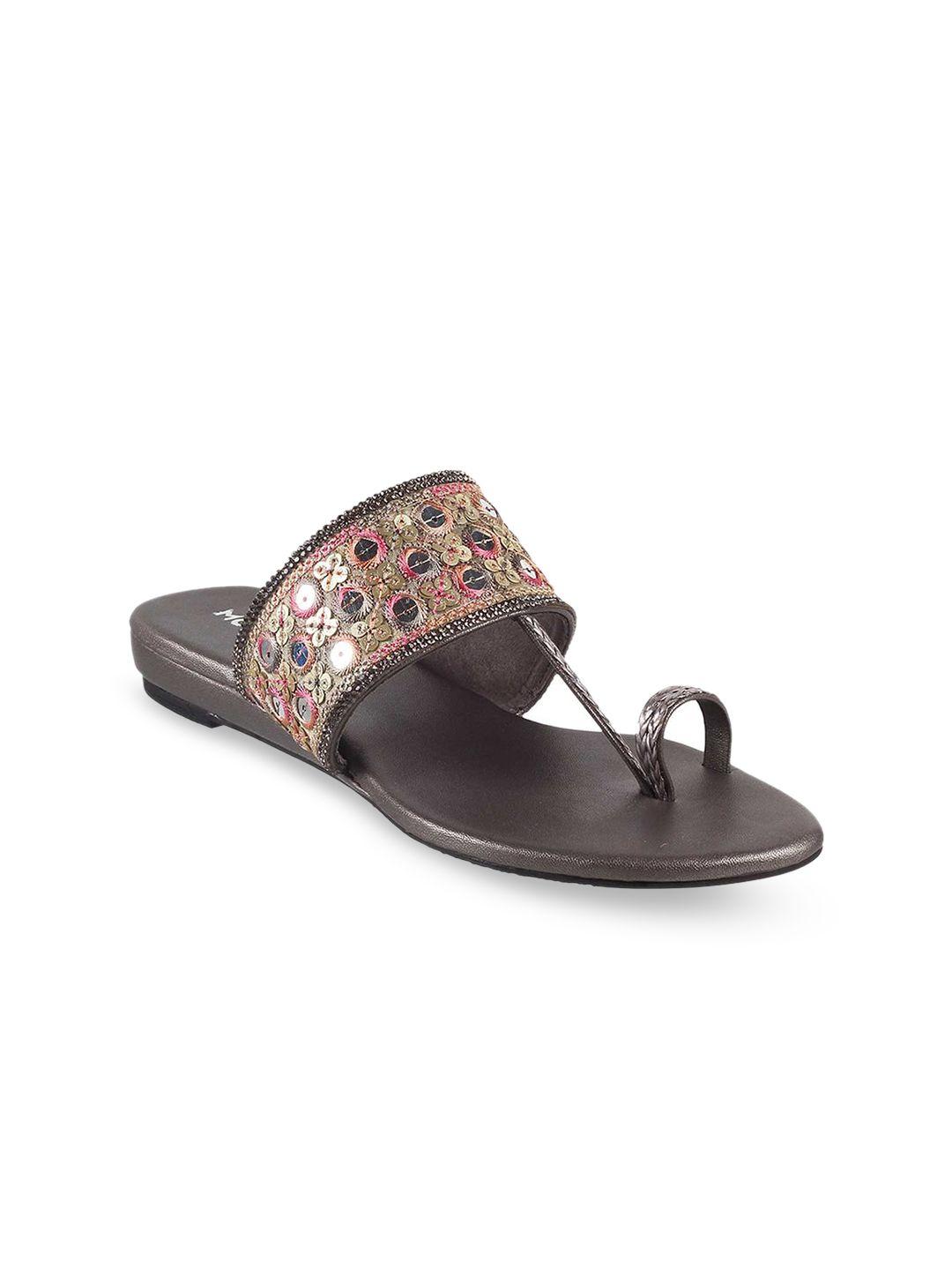 mochi women ethnic embellished one toe flats