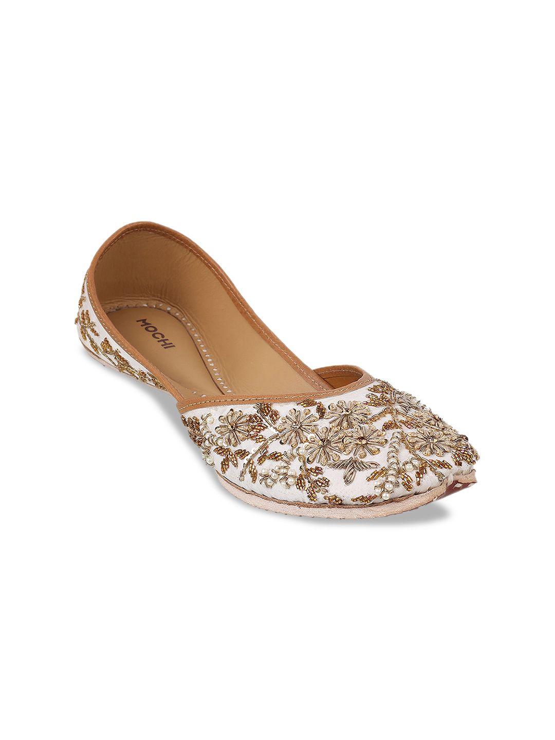 mochi women gold-toned printed mojaris flats