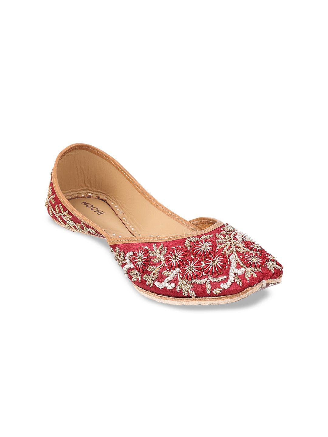 mochi women maroon printed mojaris flats