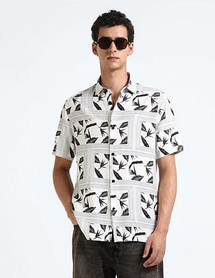 motif print spread collar shirt