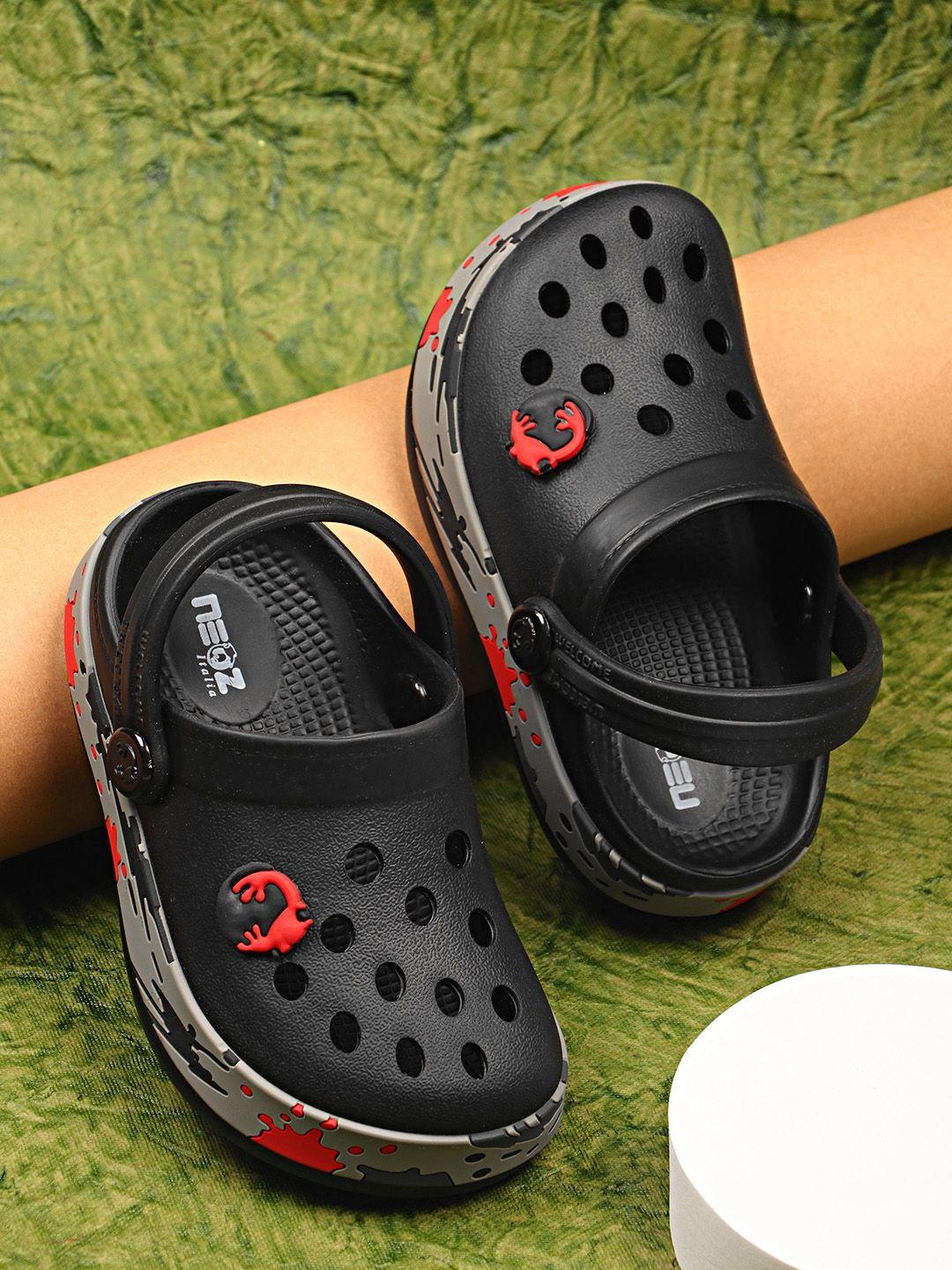 neoz boys black & red self design clogs