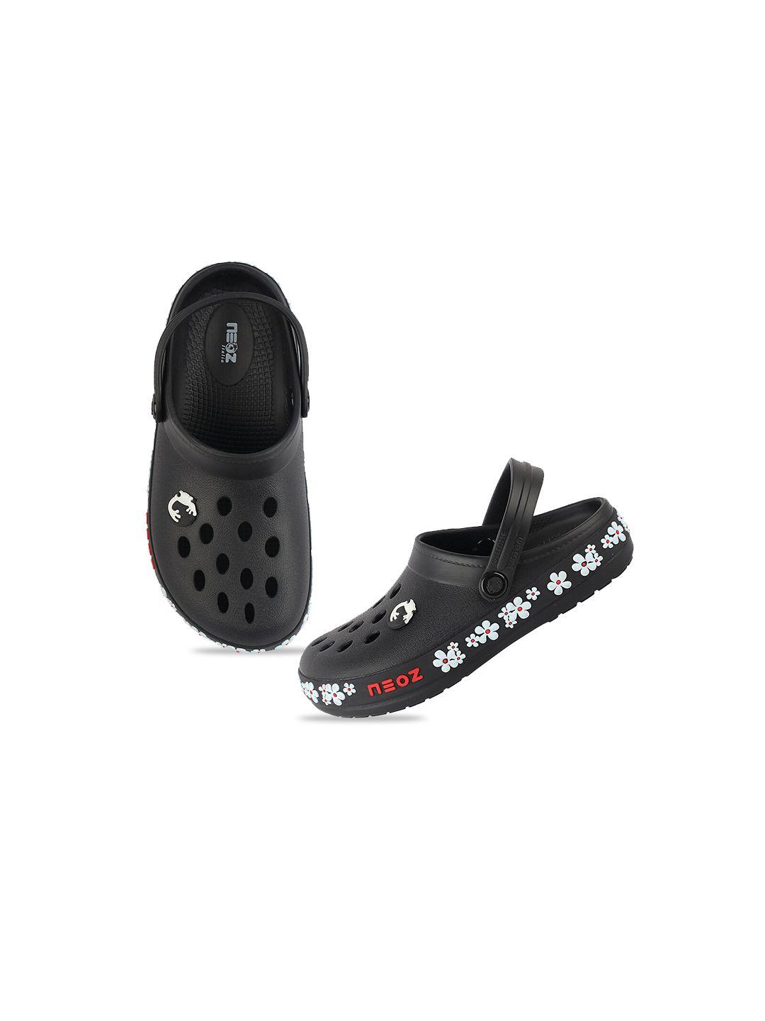 neoz kids embellished printed rubber clogs