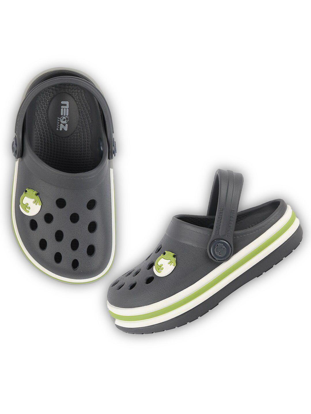 neoz kids embellished rubber clogs