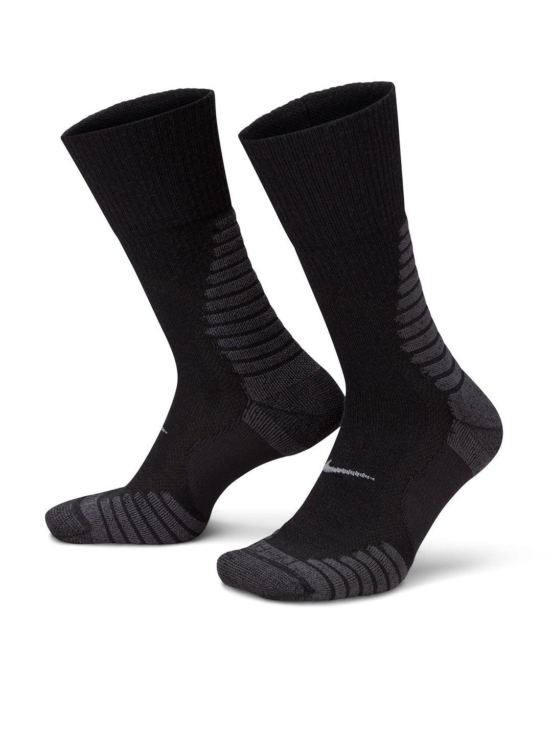 nike outdoor cushioned crew calf length socks