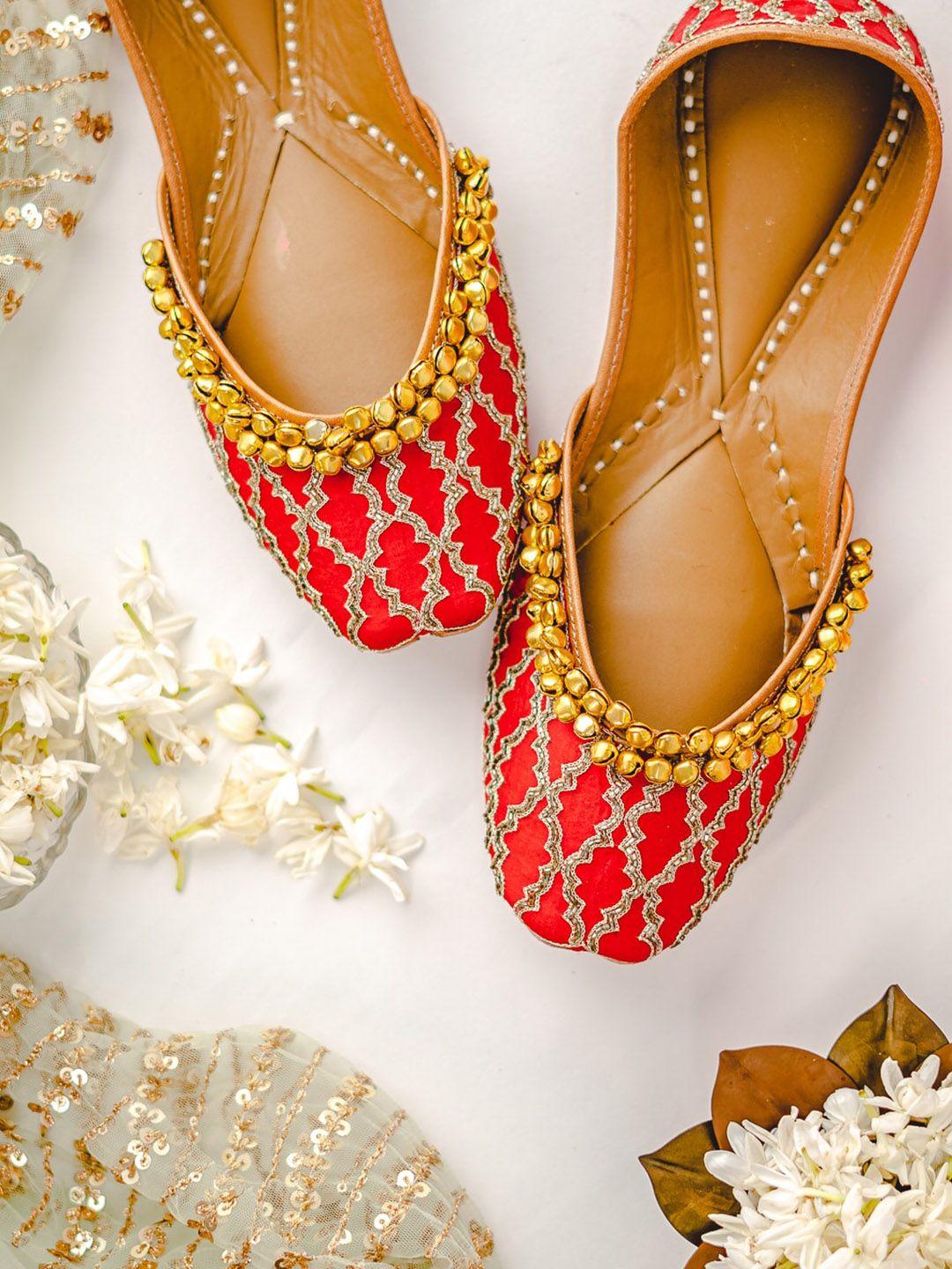 nr by nidhi rathi square toe ethnic embellished mojaris