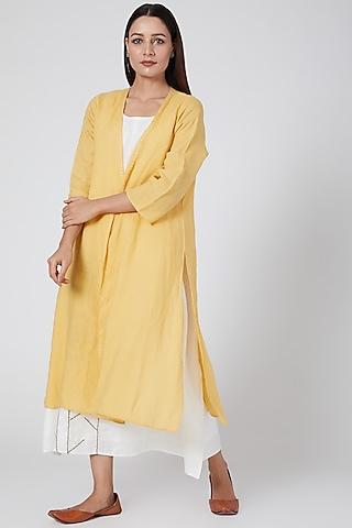 ochre cape with front open and side slits.