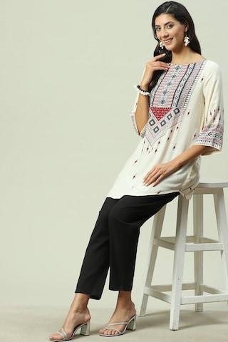 off white printed casual 3/4th sleeves boat neck women straight fit tunic