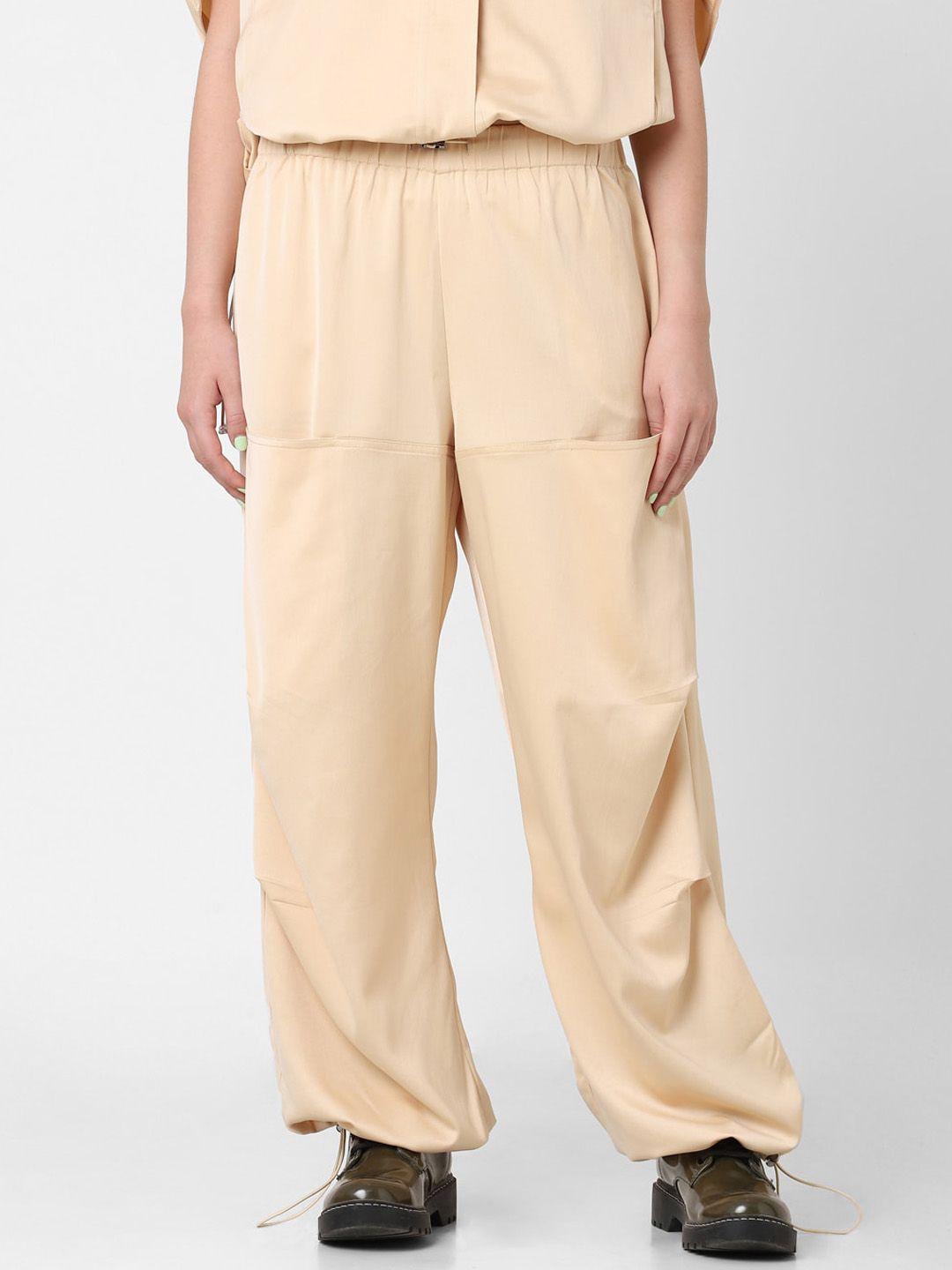 only women mid-rise loose fit cargo trousers