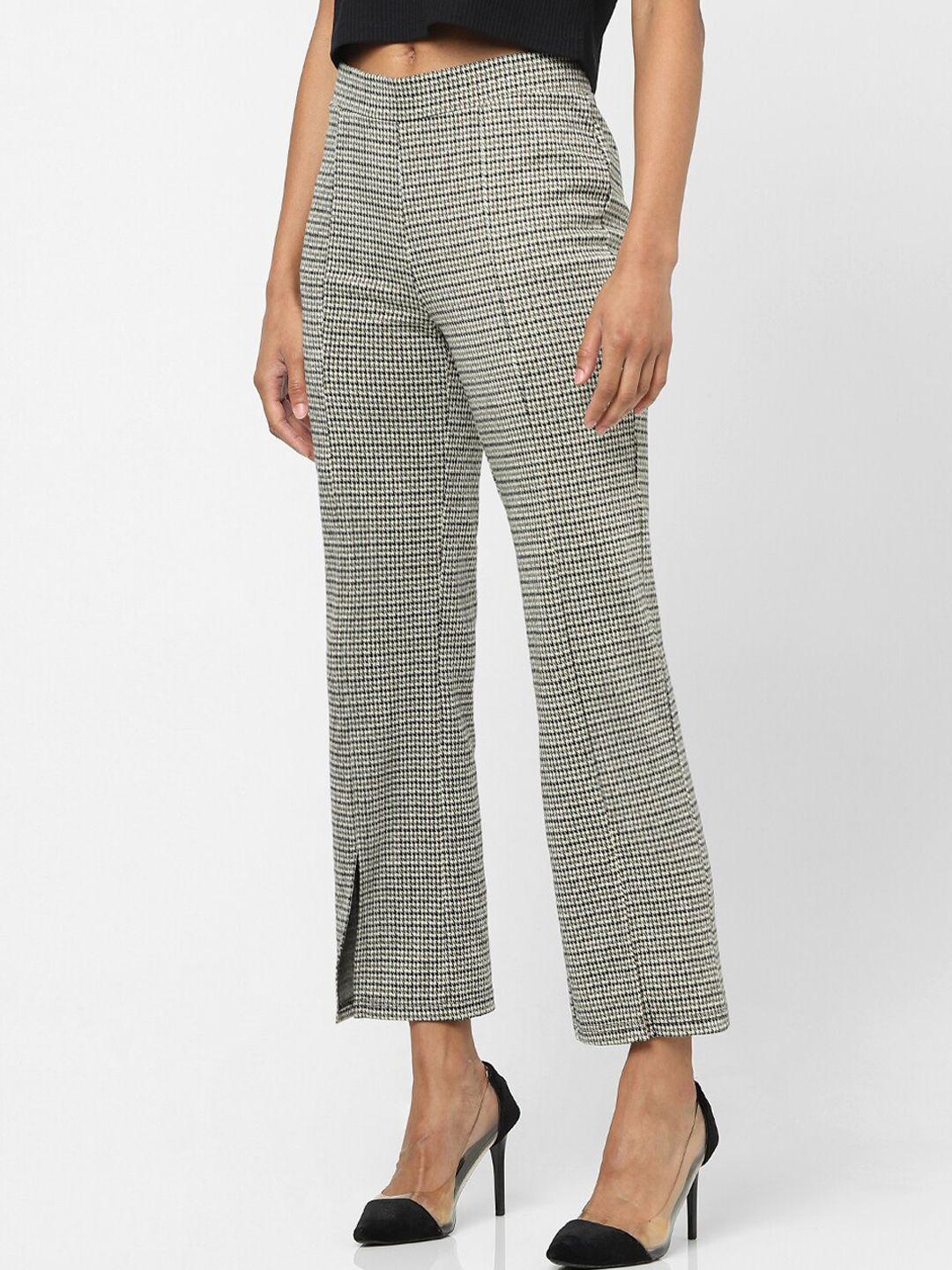 only women white pleated trousers