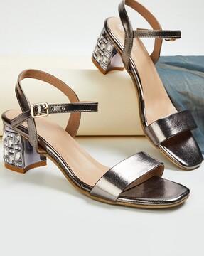 open-toe flat sandals with buckle fastening