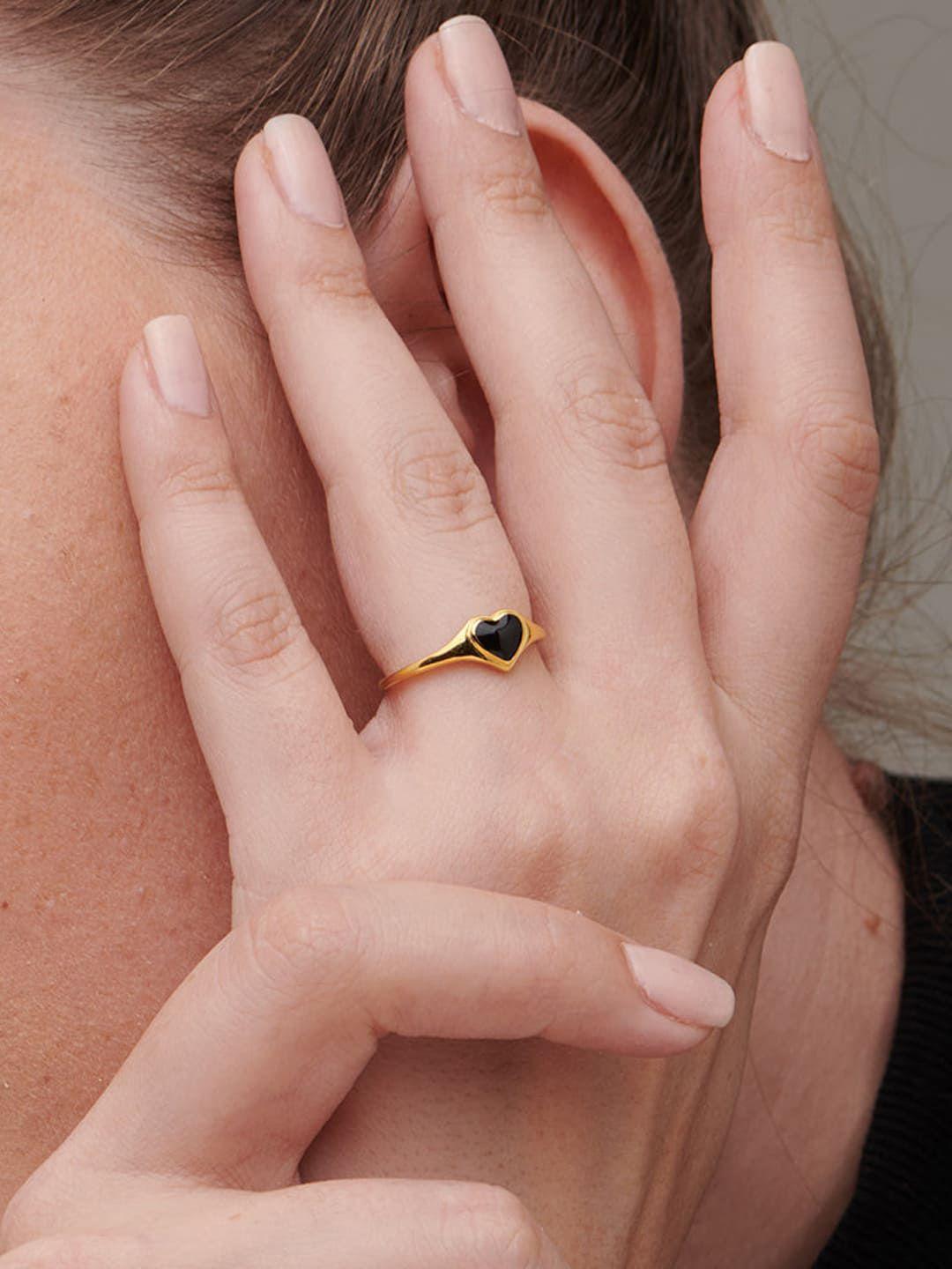 palmonas women 18k gold plated black onyx-studded heart finger ring