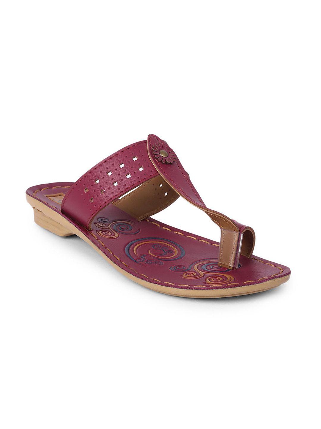paragon women maroon printed one toe flats with laser cuts
