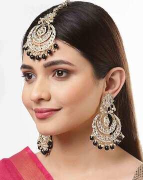 pearl-studded maang tika with earrings