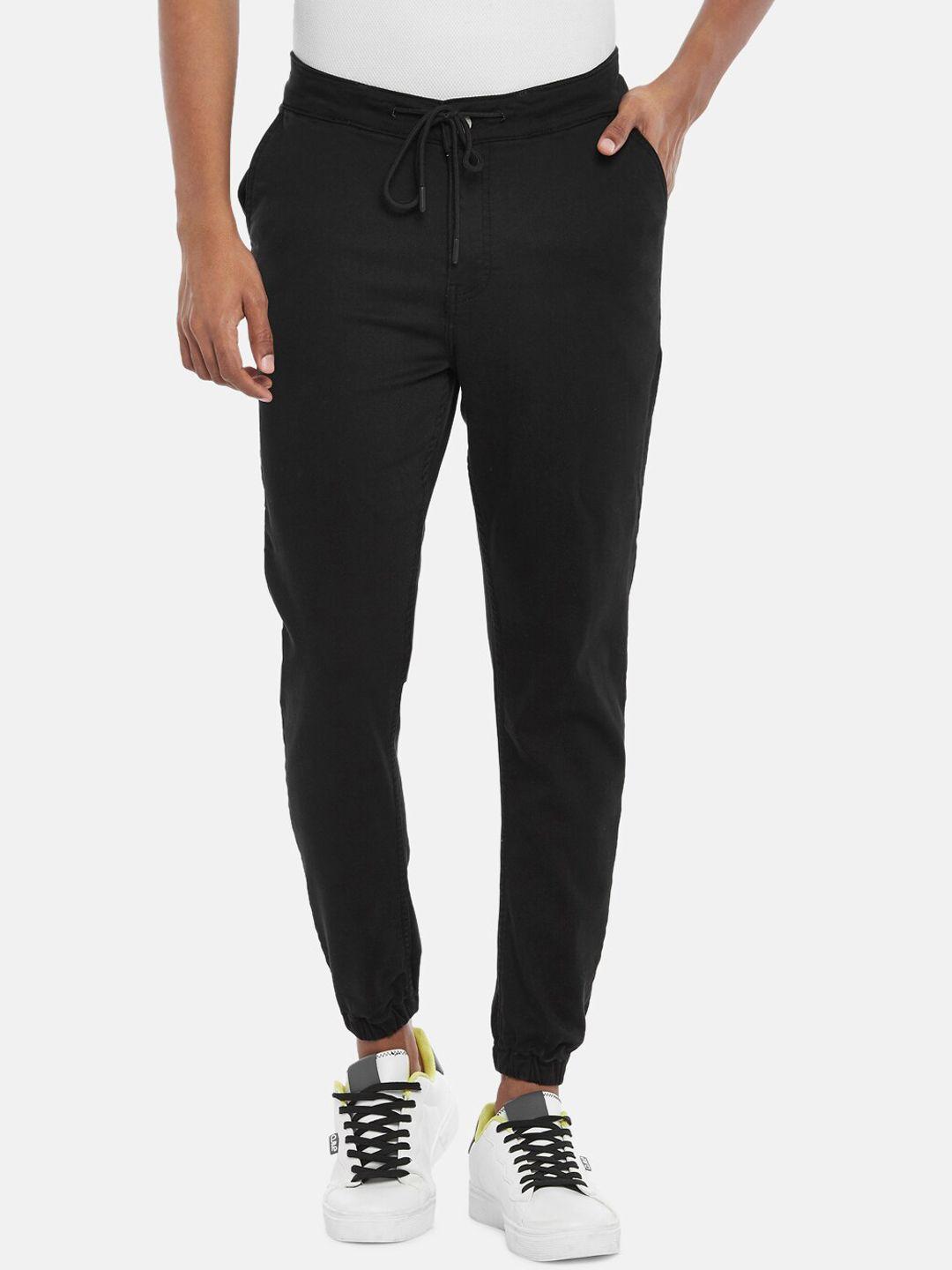 people men black joggers trousers