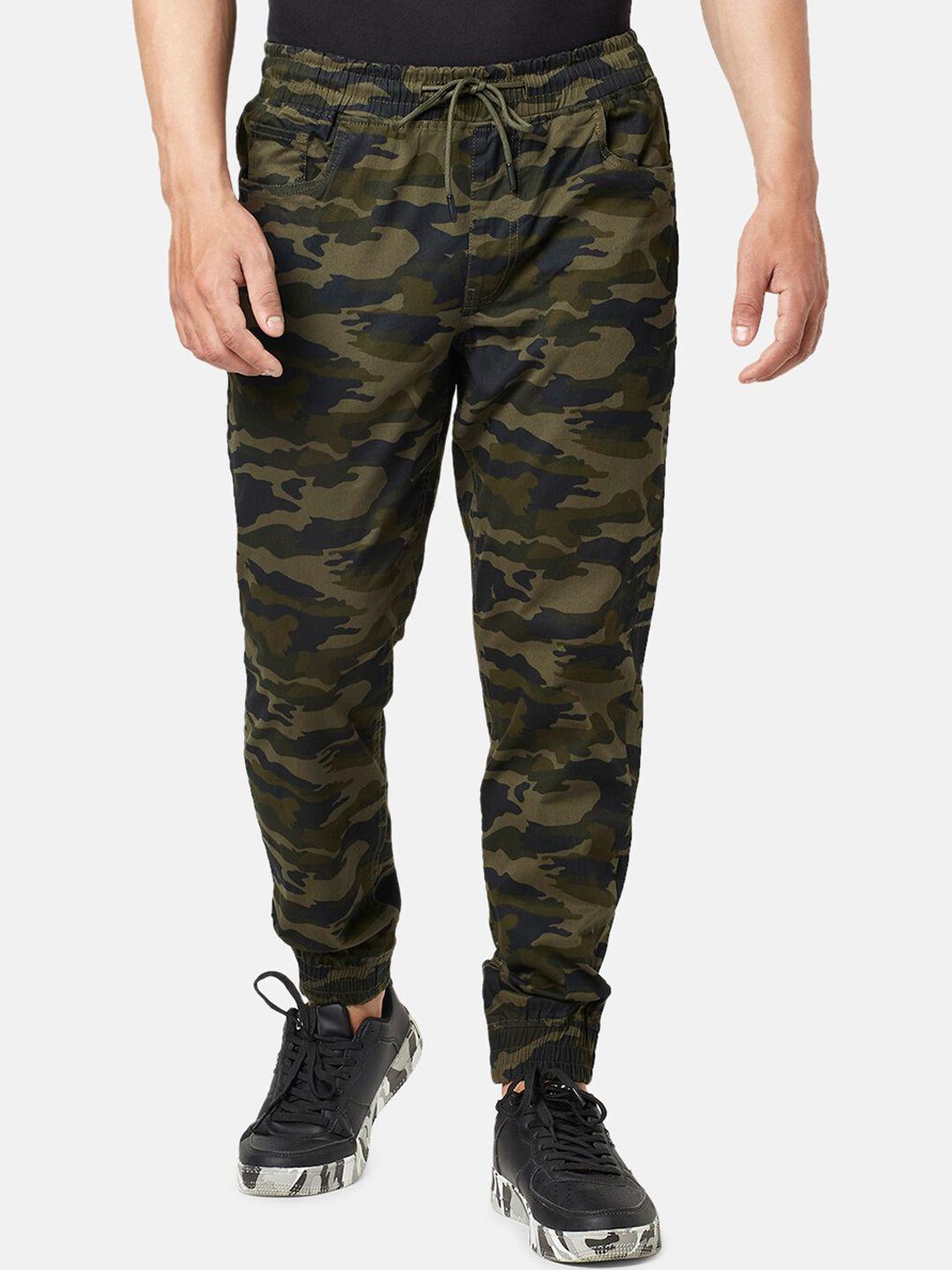 people men camouflage printed mid-rise relaxed-fit joggers