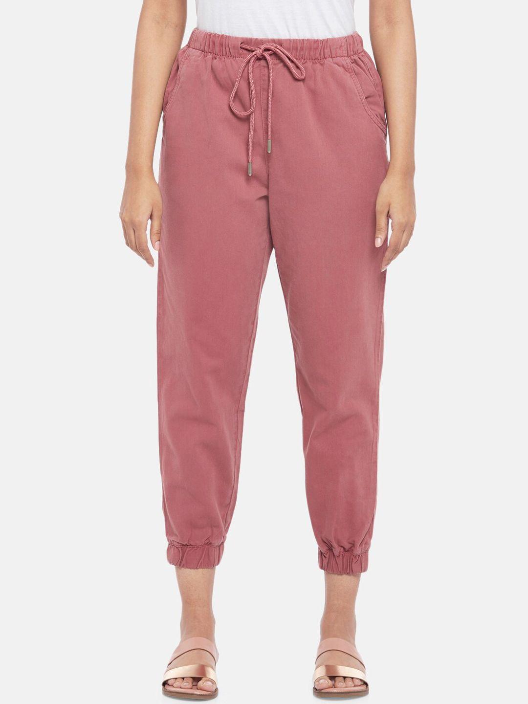 people women pink high-rise jeans