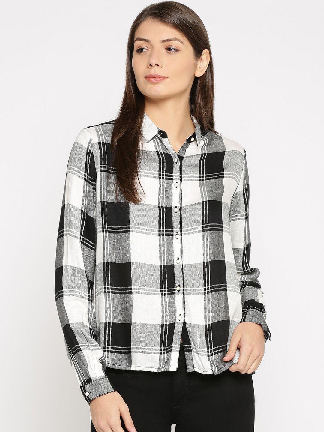 pepe jeans women black & off-white regular fit checked casual shirt