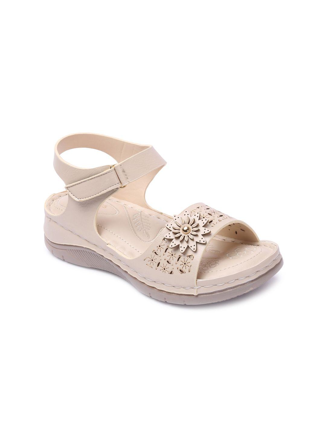 picktoes cream-coloured wedge sandals with buckles