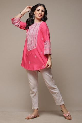 pink printed casual 3/4th sleeves boat neck women straight fit tunic