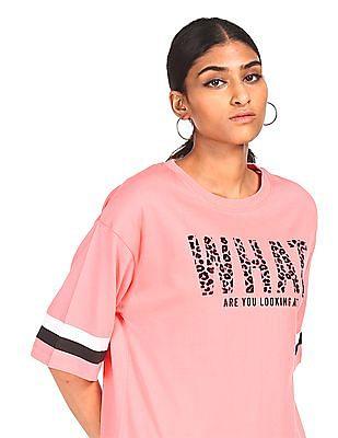 pink round neck graphic print t-shirt