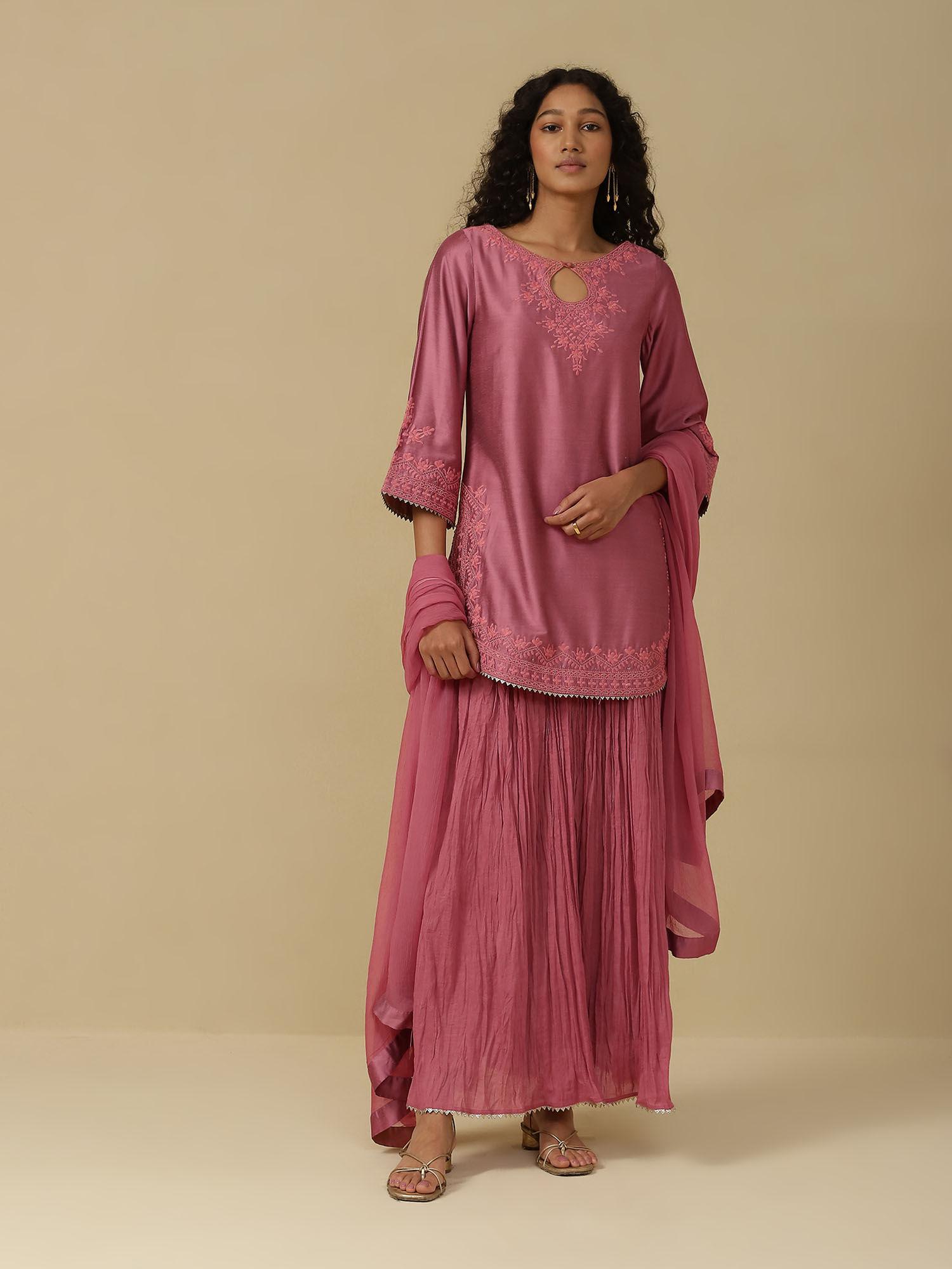 pink embroidered kurti with skirt & dupatta (set of 3)