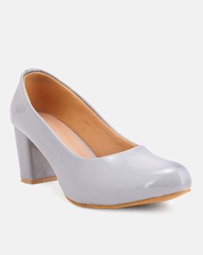 pointed-toe chunky heeled shoes