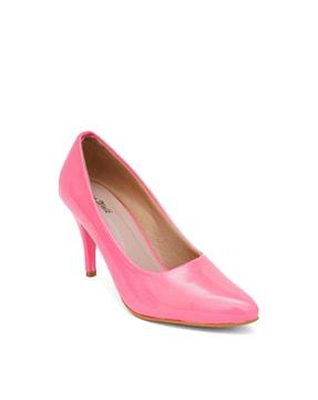 pointed-toe patent leather heeled shoes