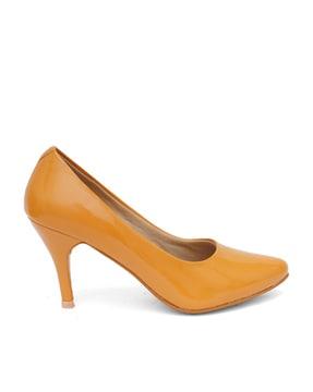 pointed-toe pumps