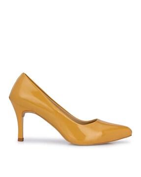 pointed-toe pumps