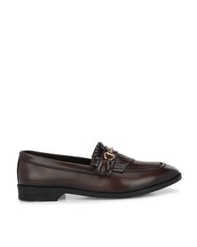 pointed-toe slip-on formal shoes wit metal accent