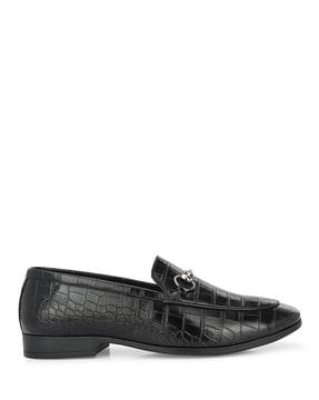 pointed-toe slip-on formal shoes wit metal accent