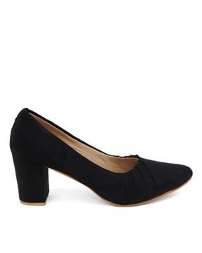 pointed-toe velvet heeled shoes