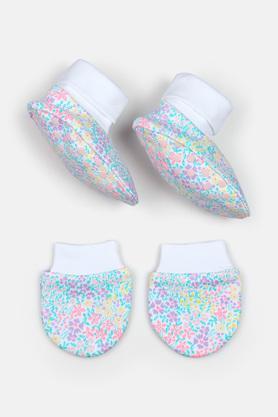 printed cotton infant mitten & booties - multi
