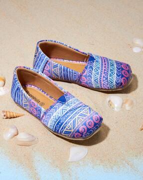 printed plimsolls with elasticated gusset