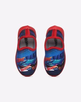printed slip-on sports shoes