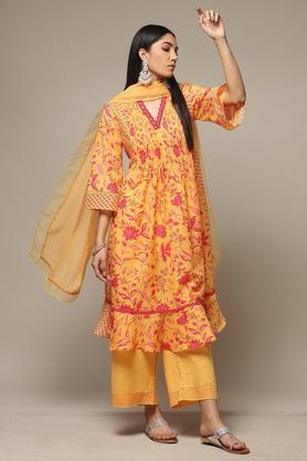 printed poly cotton v neck women's salwar kurta dupatta set - mango