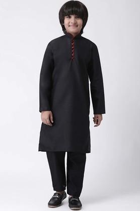 printed silk blend regular fit boys kurta pyjama set - black
