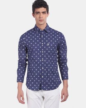 printed spread-collar shirt with patch pocket