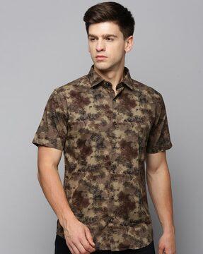 printed spread-collar shirt