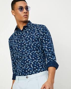 printed spread-collar shirt