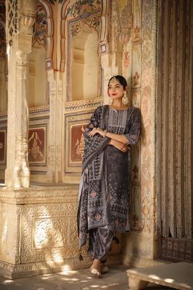 printed sweetheart neck velvet women's salwar kurta dupatta set - grey