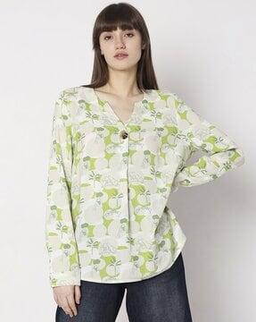 printed top with cuffed sleeves