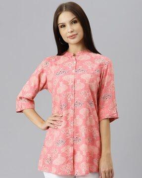 printed top with curved hemline