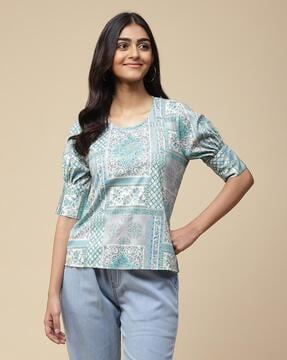 printed top with puff sleeves